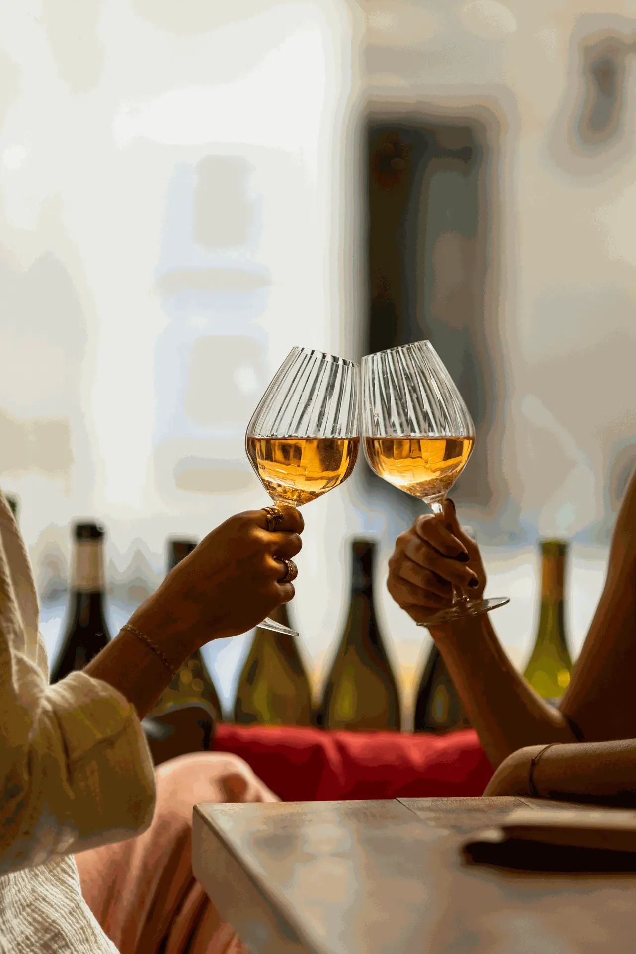 Stilingos taurės su DRY DRINQS nealkoholiniu vynu – šiuolaikiškas pasirinkimas šventei.